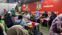 Salah satu yang populer adalah Nasi Goreng Babat Karmin Mberok. Warung nasi goreng babat ini berlokasi Jalan Pemuda No 2, Dadapsari, Semarang. Foto: detikcom