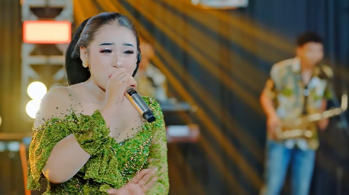 Niken Salindry membawakan lagu Anak Lanang.