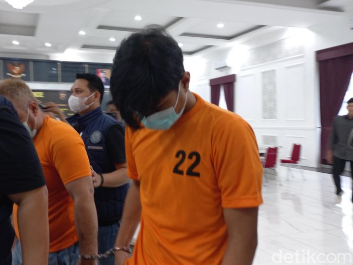 Oknum sipir Lapas Jambi ditangkap atas kepemilikan sabu.