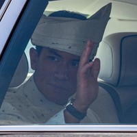 Setelah akad nikah, Pangeran Mateen meninggalkan Masjid Omar Ali Saifuddien, Brunei Darussalam dan melambaikan tangannya pada masyarakat yang menunggu di luar tempat ibadah tersebut. Foto: Dok. AFP, Borneo Buletin