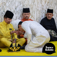 Pangeran Abdul Mateen yang merupakan anak ke-10 dari Sultan Brunei Hassanal Bolkiah bersama mantan istri kedua sang sultan, Puan Mariam binti Abdul Aziz tampak mencium tangan ayahnya setelah akad nikah. Foto: Dok. AFP, Borneo Buletin