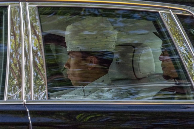 Inilah momen Pangeran Abdul Mateen tiba di Masjid Omar Ali Saifuddien, Brunei Darussalam, Kamis (11/1/2024). Sosok Pangeran Mateen yang tampan dan didiolakan kaum Hawa membuat pernikahannya disebut sebagai Hari Patah Hati Se-Asia. Foto: Dok. AFP, Borneo Buletin