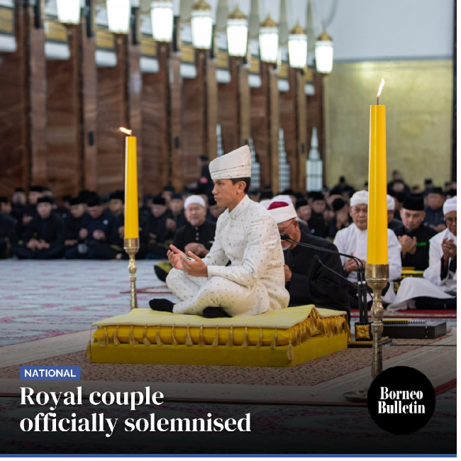 Seperti dikutip Mstar, Pangeran Abdul Mateen duduk di alas khusus yang dinamai Kasur Namat, saat melakukan akad nikah di masjid. Dia duduk dengan dikelilingi empat lilin yang dikenal sebagai Dian Empat. Foto: Dok. AFP, Borneo Buletin