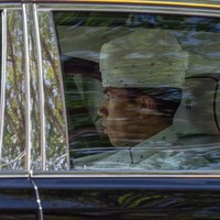 Inilah momen Pangeran Abdul Mateen tiba di Masjid Omar Ali Saifuddien, Brunei Darussalam, Kamis (11/1/2024). Sosok Pangeran Mateen yang tampan dan didiolakan kaum Hawa membuat pernikahannya disebut sebagai Hari Patah Hati Se-Asia. Foto: Dok. AFP, Borneo Buletin