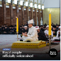 Seperti dikutip Mstar, Pangeran Abdul Mateen duduk di alas khusus yang dinamai Kasur Namat, saat melakukan akad nikah di masjid. Dia duduk dengan dikelilingi empat lilin yang dikenal sebagai Dian Empat. Foto: Dok. AFP, Borneo Buletin