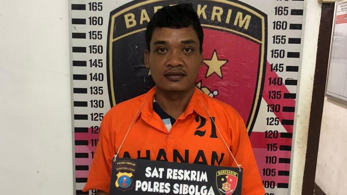 Pelaku saat diamankan di kantor polisi. (Foto: Dok. Polres Sibolga)