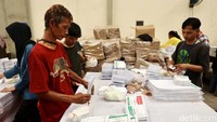 Puluhan pekerja melakukan pengerjaan pelipatan surat suara untuk pemilihan umum 2024.