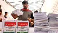Surat suara yang sudah dilipat kemudian diikat dan dikumpulkan.
