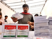 Puluhan Orang Ikut Melipat Surat Suara di KPU Kota Tangsel