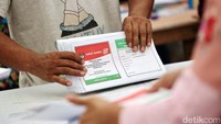 Surat suara yang dilipat ini untuk caleg Dapil 5.