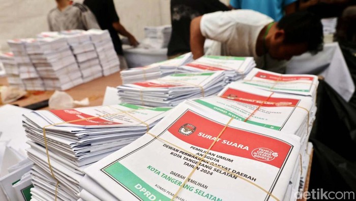 Pekerja melakukan pelipatan surat suara untuk Pilpres 2024 di gedung logistik Pemilu 2024 KPU Kota Tangerang Selatan di Serpong, Tangerang Selatan, Banten, Jumat (12/1/2024). KPU Kota Tangerang Selatan menetapkan sebanyak 1.022.237 pemilih tetap yang tersebar di 7 kecamatan, 54 kelurahan dengan rincian laki-laki 501.755 pemilih dan perempuan 520.482 pemilih.