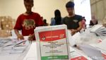 Puluhan Orang Ikut Melipat Surat Suara di KPU Kota Tangsel