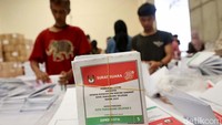Pekerja yang dilibatkan dalam pelipatan surat suara ini merupakan warga yang tinggal di sekitar KPU Kota Tangerang Selatan.