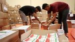 Puluhan Orang Ikut Melipat Surat Suara di KPU Kota Tangsel