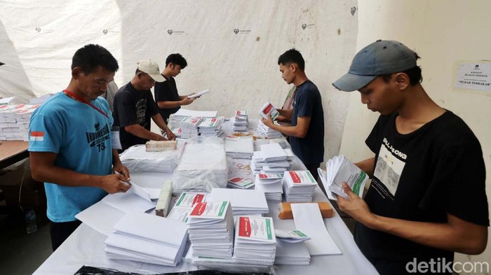 Pelipatan Surat Suara di Gudang KPU Kota Tangsel Pekerja melakukan pelipatan surat suara untuk Pilpres 2024 di gedung logistik Pemilu 2024 KPU Kota Tangerang Selatan di Serpong, Tangerang Selatan, Banten, Jumat (12/1/2024). KPU Kota Tangerang Selatan menetapkan sebanyak 1.022.237 pemilih tetap yang tersebar di 7 kecamatan, 54 kelurahan dengan rincian laki-laki 501.755 pemilih dan perempuan 520.482 pemilih.