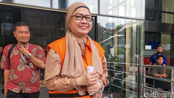 Pemeriksaan Lanjutan Mantan Dirut Pertamina Karen Agustiawan Tersangka kasus dugaan korupsi liquefied natural gas (LNG) atau gas alam cair Karen Agustiawan berjalan menuju mobil tahanan usai menjalani pemeriksaan di Gedung Merah Putih KPK, Jakarta, Jumat (12/1/2024). Karen Agustiawan kembali diperiksa terkait kasusnya yakni penentuan kebijakan pengadaan gas alam cair di PT Pertamina (Persero) 2011-2021 yang diduga merugikan negera mencapai Rp 2,1 triliun.