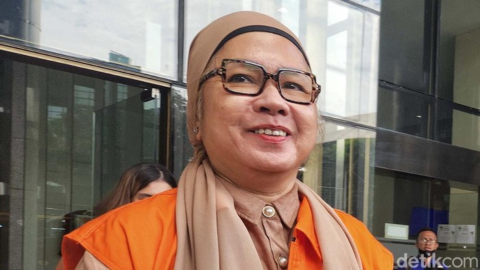 Tersangka kasus dugaan korupsi liquefied natural gas (LNG) atau gas alam cair Karen Agustiawan berjalan menuju mobil tahanan usai menjalani pemeriksaan di Gedung Merah Putih KPK, Jakarta, Jumat (12/1/2024). Karen Agustiawan kembali diperiksa terkait kasusnya yakni penentuan kebijakan pengadaan gas alam cair di PT Pertamina (Persero) 2011-2021 yang diduga merugikan negera mencapai Rp 2,1 triliun.