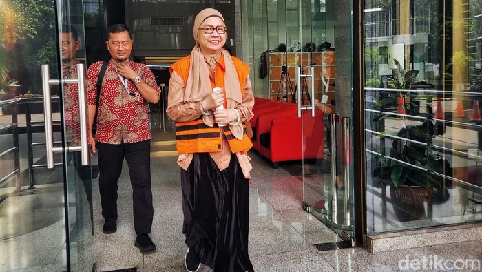 Tersangka kasus dugaan korupsi liquefied natural gas (LNG) atau gas alam cair Karen Agustiawan berjalan menuju mobil tahanan usai menjalani pemeriksaan di Gedung Merah Putih KPK, Jakarta, Jumat (12/1/2024). Karen Agustiawan kembali diperiksa terkait kasusnya yakni penentuan kebijakan pengadaan gas alam cair di PT Pertamina (Persero) 2011-2021 yang diduga merugikan negera mencapai Rp 2,1 triliun.