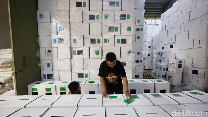 Pemilu Makin Dekat, Intip Kesibukan di Gudang Logistik KPU Kota Tangsel Pekerja melakukan pengisian logistik pemilu kedalam kotak suara di gudang logistik Pemilu 2024 Kota Tangerang Selatan di Serpong, Kota Tangerang Selatan, Banten, Jumat (12/1/2024).