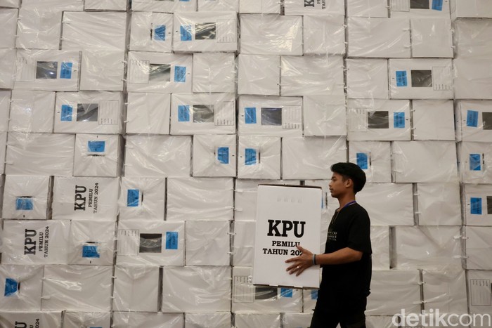 Pekerja melakukan pengisian logistik pemilu kedalam kotak suara di gudang logistik Pemilu 2024 Kota Tangerang Selatan di Serpong, Kota Tangerang Selatan, Banten, Jumat (12/1/2024).