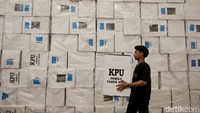 KPU Kota Tangerang Selatan menetapkan sebanyak 1.022.237 pemilih tetap yang tersebar di 7 kecamatan, 54 kelurahan dengan rincian laki-laki 501.755 pemilih dan perempuan 520.482 pemilih. 