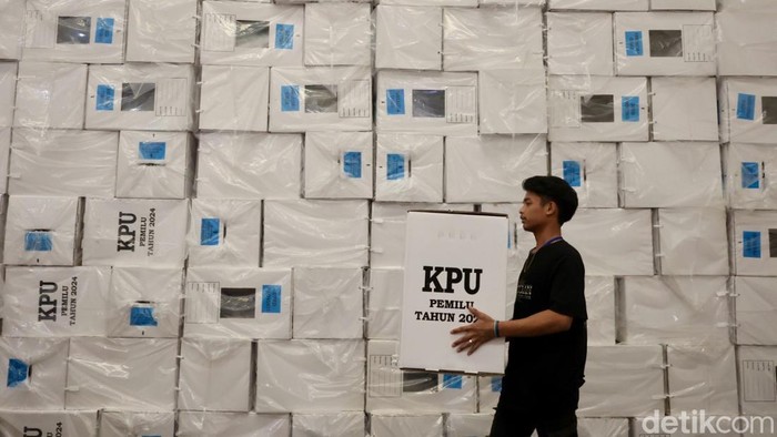 Pemilu Makin Dekat, Intip Kesibukan di Gudang Logistik KPU Kota Tangsel Pekerja melakukan pengisian logistik pemilu kedalam kotak suara di gudang logistik Pemilu 2024 Kota Tangerang Selatan di Serpong, Kota Tangerang Selatan, Banten, Jumat (12/1/2024).