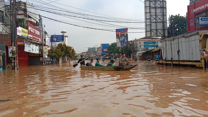 Penampakan genangan banjir yang memutuskan Jalan Raya Dayeuhkolot, Kabupaten Bandung
