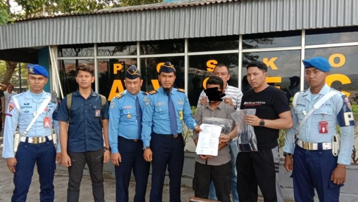 Penangkapan pria yang menyelundupkan sabu di Bandara Sultan Iskandar Muda (SIM) Aceh Besar. (Dok Polresta Banda Aceh)