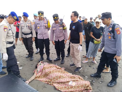 Penemuan jasad seorang perempuan menggegerkan warga di Pantai Yeh Gangga, Desa Sudimara, Kabupaten Tabanan, Bali, Jumat (12/1/2024). (Foto: Polsek Tabanan)