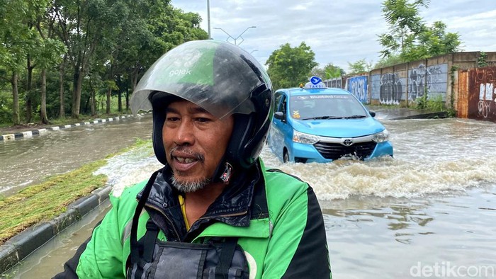 Pengemudi ojek online di Bandung.