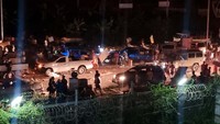 Kerusuhan ini dipicu setelah polisi dan pegawai negeri sipil (PNS) lainnya melancarkan aksi mogok di luar parlemen pada hari Rabu (10/1), setelah mengetahui bahwa gaji mereka telah dikurangi hingga 50%.