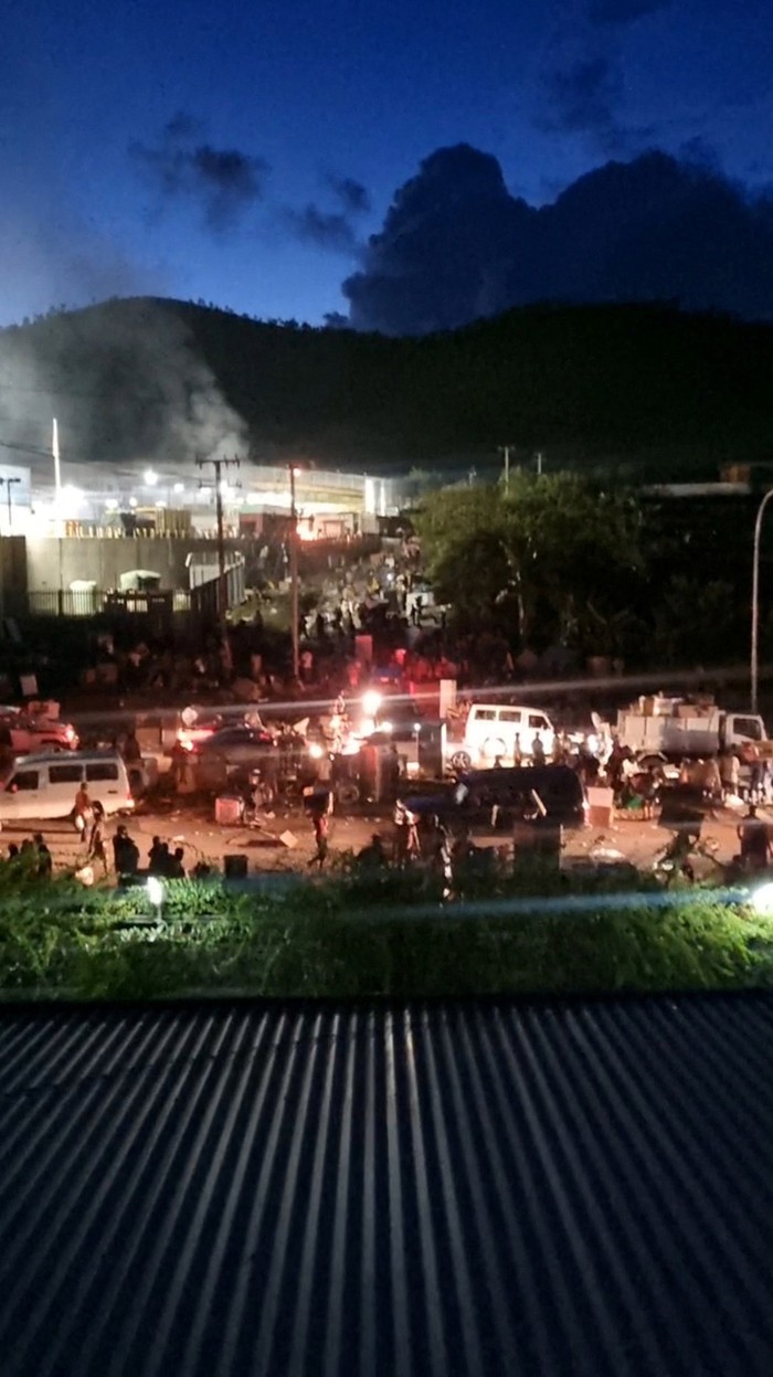 Penjarahan di Papua Nugini Gegara Pemotongan Gaji People take part in looting and arson during protests over a pay cut for police that officials blamed on an administrative glitch, in Port Moresby, Papua New Guinea January 10, 2024 in this screen grab obtained from social media video. Leo Manuai/via REUTERS THIS IMAGE HAS BEEN SUPPLIED BY A THIRD PARTY. MANDATORY CREDIT. NO RESALES. NO ARCHIVES.