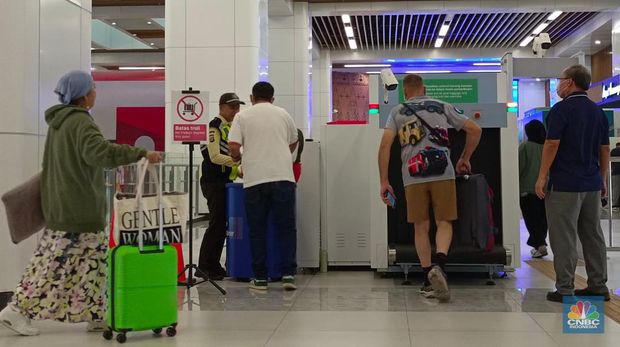 Penumpang Kereta Cepat Whoosh di Stasiun Halim. (CNBC Indonesia/Martyasari Rizky)