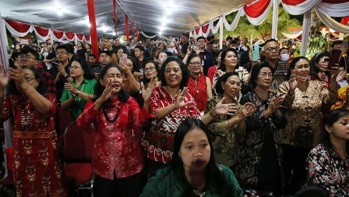 Ribuan umat Kristiani hadir bersama dalam Perayaan Natal yang digelar di Taman Surya, halaman Balai Kota Surabaya, Kamis (11/1/2024) malam.