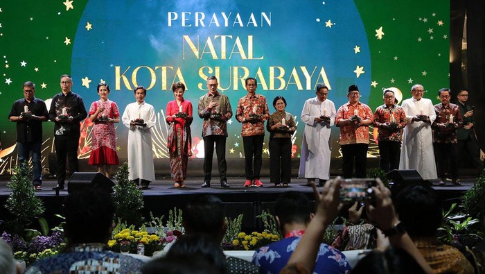 Ribuan umat Kristiani hadir bersama dalam Perayaan Natal yang digelar di Taman Surya, halaman Balai Kota Surabaya, Kamis (11/1/2024) malam.