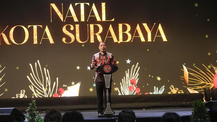 Ribuan umat Kristiani hadir bersama dalam Perayaan Natal yang digelar di Taman Surya, halaman Balai Kota Surabaya, Kamis (11/1/2024) malam.