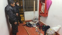 Rekaman yang didistribusikan oleh pihak berwenang menunjukkan polisi memeriksa secara menyeluruh barang-barang tahanan, kamar, dan area umum di 68 penjara di seluruh Peru.