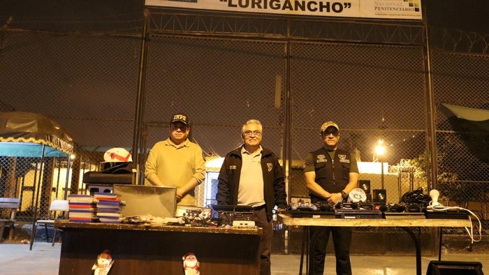 Peru Sidak Penjara Imbas Geng Narkoba Bikin Onar di Ekuador Third Member of the National Penitentiary Council Leoncio Delgado and Lurigancho prison director Alex Samame Pena carry out an inspection and control operation with other Peruvian prison authorities in the Lurigancho prison after a wave of violence took over the neighboring country of Ecuador, in Lurigancho, Peru, in this handout made available to Reuters by the Peruvian National Penitentiary Institute on January 11, 2024. Instituto Nacional Penitenciario/Handout via REUTERS. ATTENTION EDITORS - THIS IMAGE WAS PROVIDED BY A THIRD PARTY. NO RESALES. NO ARCHIVES