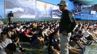 Narapidana duduk saat otoritas penjara Peru melakukan operasi inspeksi dan pengendalian di penjara Lurigancho setelah gelombang kekerasan mengambil alih negara tetangga Ekuador, di Lurigancho, Peru, dalam selebaran yang diberikan kepada Reuters oleh Lembaga Pemasyarakatan Nasional Peru pada 11 Januari 2024.