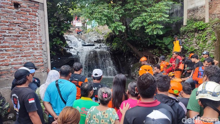 Petugas berusaha mencari korban yang hanyut di kali kelurahan Wonitingal, Semarang, Jumat (12/1/2024).