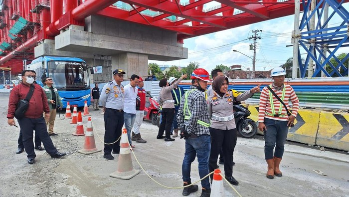 Petugas melakukan survei sebelum pelaksanaan tahap 2 Pengerjaan Underpass Joglo, Jumat (12/1/2024).