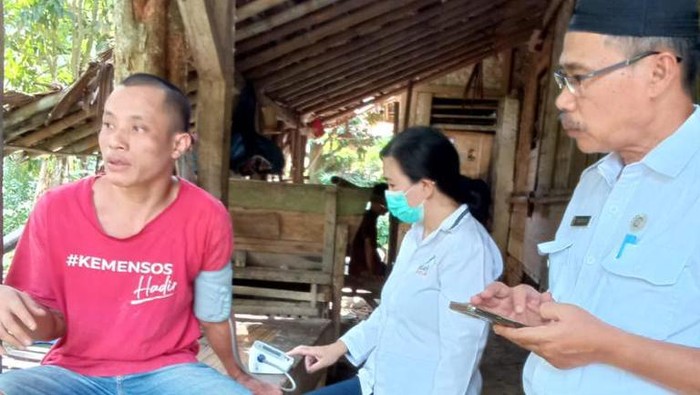 Petugas memeriksa kesehatan satu keluarga yang lumpuh di Lebak