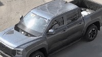 Kalau diperhatikan, desain lampu depannya cukup modern dan tegas dengan konsep bertumpuk. Area kap mesinnya ada lekukan dan over fender-nya juga cukup kokoh. Tapi sayangnya, bagian grill mobil ini ditutupi stiker kamuflase warna hitam. Foto: Carnewschina