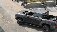 Kita juga bisa melihat mobil ini dibekali bumper yang kokoh layaknya mobil-mobil SUV kekinian, terdapat foot step untuk membantu penumpang masuk ke kabin. Kemudian di bagian atapnya terdapat antena shark fin yang modern. Foto: Carnewschina