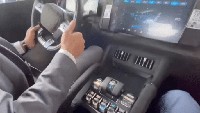 Geser ke bagian interiornya, tampak modern dan mencolok dengan layar headunit ukuran besar dan setir palang empat yang kokoh. Kabarnya, mobil ini juga akan mendapat fitur Head-Up Display (HUD). Menurut bocoran, mobil pikap double cabin BYD ini akan mendapatkan fitur suspensi aktif hidrolik dan teknologi AR-HUD dari Huawei. Foto: Carnewschina