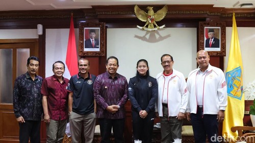 Pj Gubernur Bali Sang Made Mahendra memberikan penghargaan kepada dua atlet asal Bali Desak Made Rita dan Sanggoe Darma yang menyumbang medali di Asian Games 2022 di China.