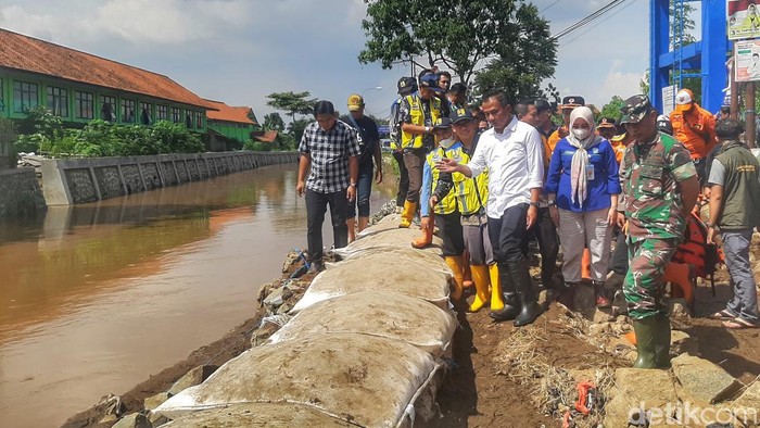 Pj Gubernur Jabar Bey Machmudin saat melakukan kunjungan di tanggul sungai Cigede yang Jebol, Kampung Lamajang Peuntas, Desa Citeureup, Kecamatan Dayeuhkolot.