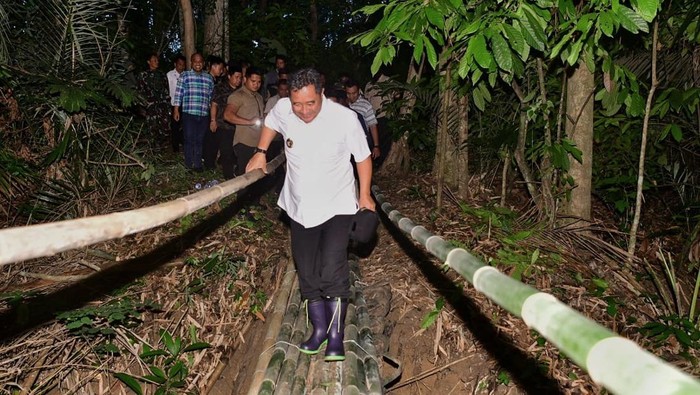 Pj Gubernur Sulsel Bahtiar Baharuddin tempuh medan terjal ke lokasi penanaman pisang.