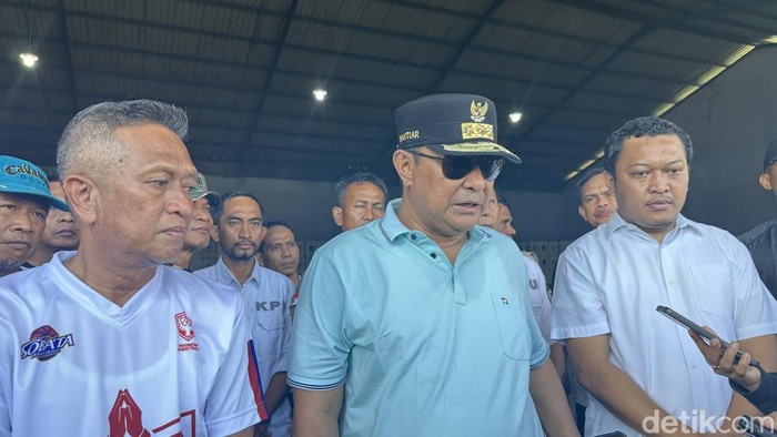 Pj Gubernur Sulsel Bahtiar Baharuddin (tengah) saat meninjau gudang logistik KPU Bone.