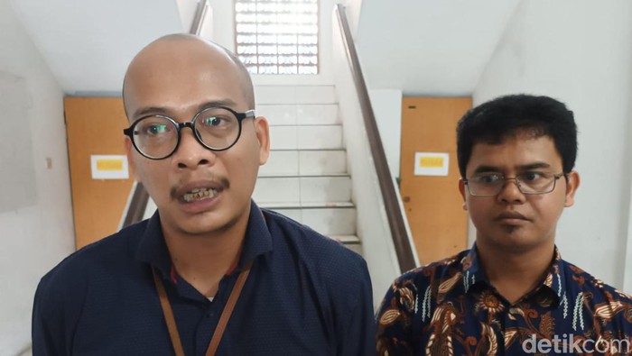 Pjs Kepala Ombudsman Sumut James Marihot Panggabean saat diwawancarai di Kantor Ombusdman Sumut, Jalan Asrama, Kota Medan. (Goklas Wisely/detikSumut)